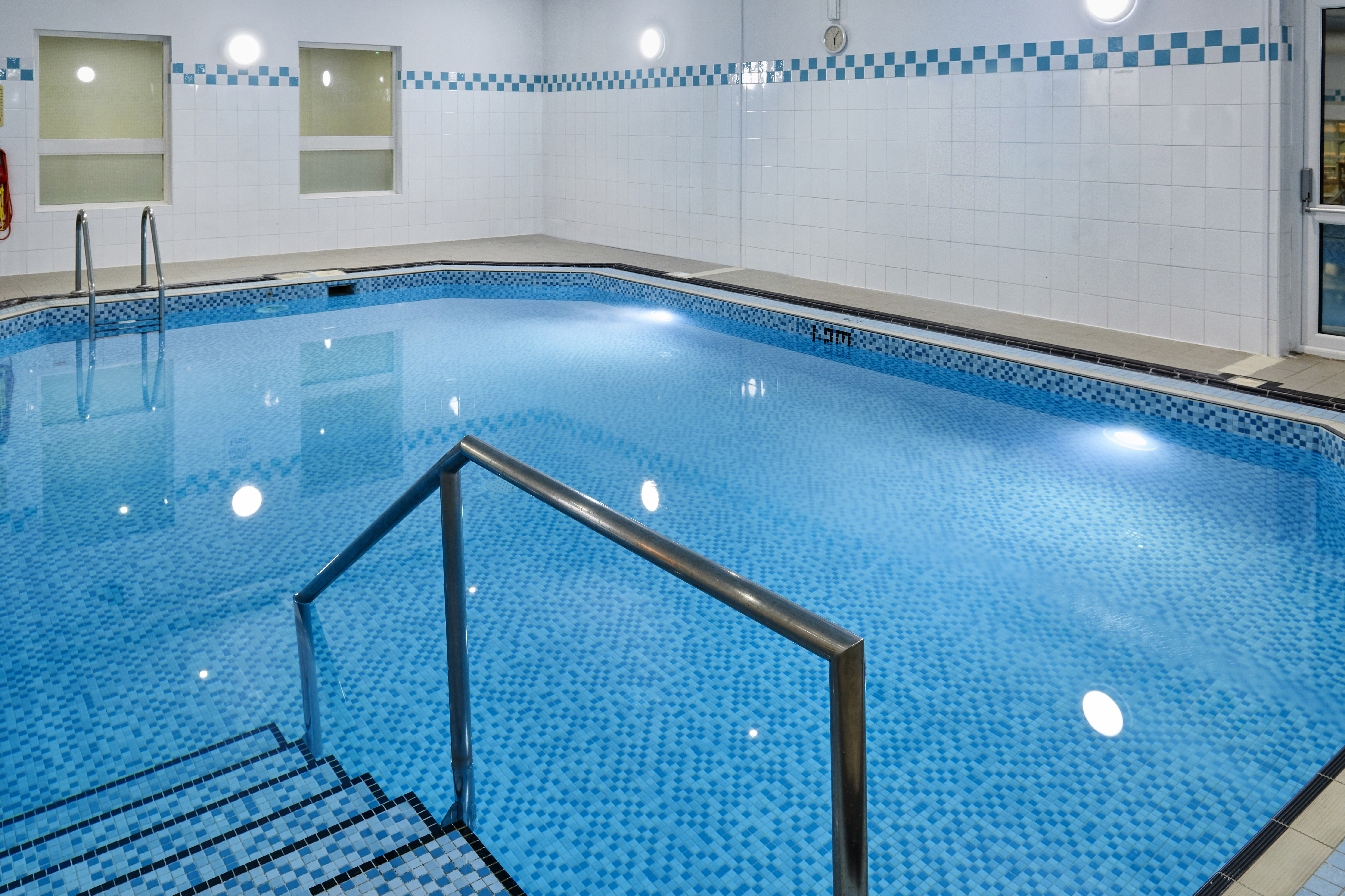 Holiday Inn Leeds Garforth You Fit Swimming Pool.